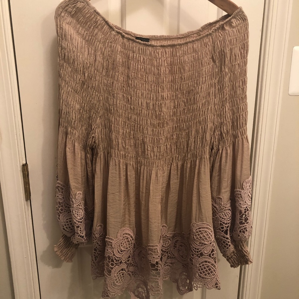 Blouse with lace detail